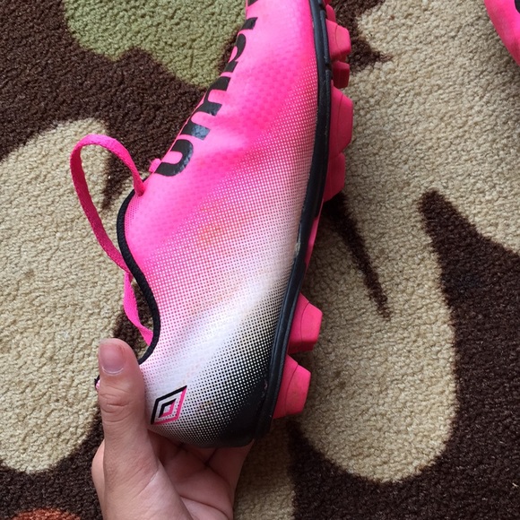 Umbro  white and pink soccer shoes almost new - Picture 6 of 7